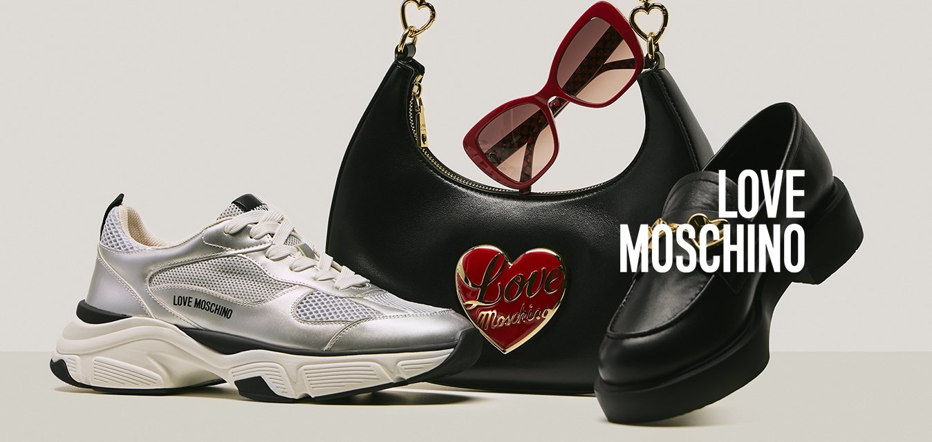 Silberne Sportsneaker, schwarze Handtasche mit Herz-Logo, übergroße rote Sonnenbrille und schwarze Slipper mit goldenen Herzakzenten.