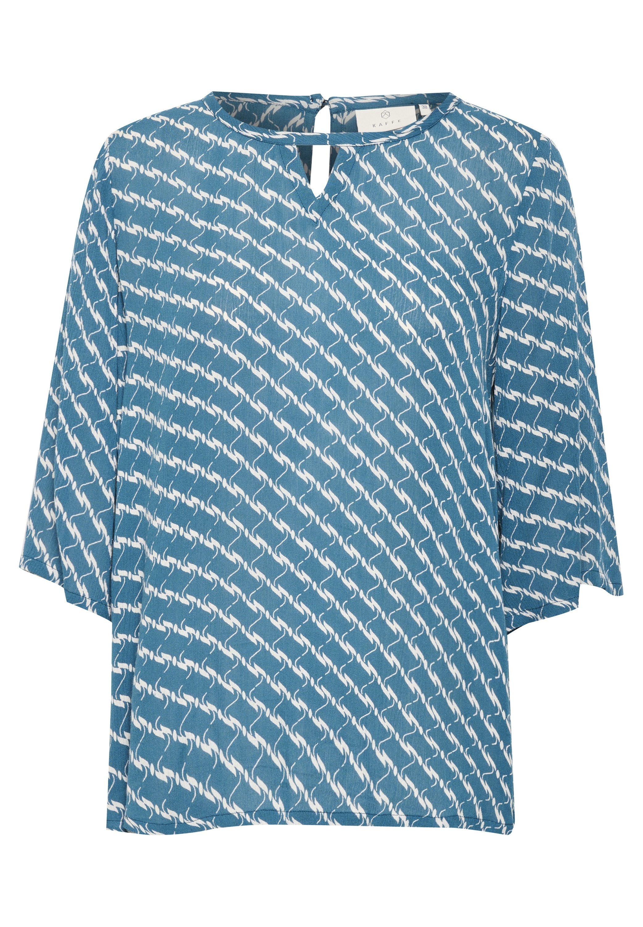 Blaue Bluse mit lockerer Passform, kurzen Ärmeln und einem Schlüsselloch-Ausschnitt. Mit einem weißen abstrakten Muster durchzogen. Glatte Textur.