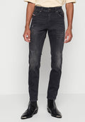 Schwarze Denim-Jeans mit Slim-Fit, ausgestattet mit abgenutzten Akzenten, fünf Taschen und einem kontrastierenden roten Etikett an der vorderen rechten Tasche.