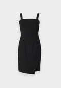 Schwarzes tailliertes Kleid mit quadratischem Ausschnitt, verstellbaren Trägern und einem Wickeleffekt an der Vorderseite, gefertigt aus einem glatten Textilstoff.