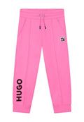 Rosa Jogginghose aus einem weichen Stoff, mit seitlichen Taschen, einem Kordelzugbund und schwarzem "HUGO"-Branding an der Seite.