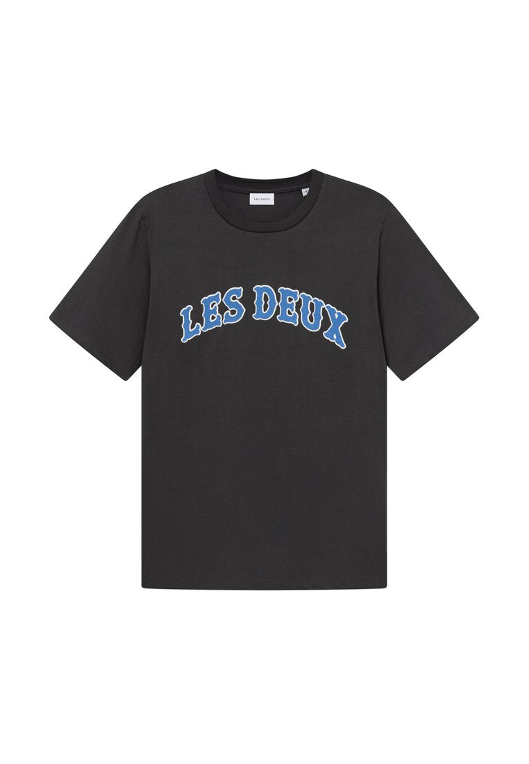 Schwarzes Baumwoll-T-Shirt mit blauem, gewölbtem "LES DEUX"-Text auf der Brust, Rundhals und kurzen Ärmeln. Schlichte Rückseite. Normale Passform.