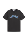 Schwarzes Baumwoll-T-Shirt mit blauem, gewölbtem "LES DEUX"-Text auf der Brust, Rundhals und kurzen Ärmeln. Schlichte Rückseite. Normale Passform.