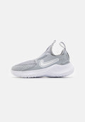 Nike Sportschuh in Hellgrau mit Obermaterial aus Mesh und Synthetik. Mit einem weißen Logo, einer gepolsterten Sohle und Zuglaschen an Ferse und Zunge.