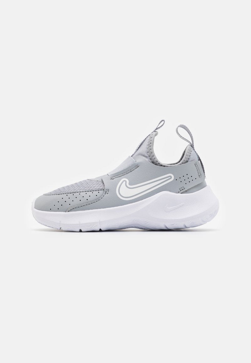 Nike Sportschuh in Hellgrau mit Obermaterial aus Mesh und Synthetik. Mit einem weißen Logo, einer gepolsterten Sohle und Zuglaschen an Ferse und Zunge.