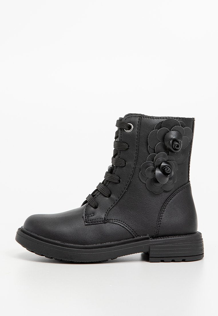 Schwarze Lederstiefeletten mit abgerundeter Zehenform, Schnürung vorne und floralen Akzenten an der Seite. Sie verfügen über einen niedrigen, gestapelten Absatz und eine strukturierte Sohle.