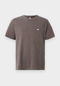 Braunes kurzärmliges Baumwoll-T-Shirt mit kleinem weißen und schwarzen Tommy Jeans-Logo auf der linken Brust, rundem Halsausschnitt.