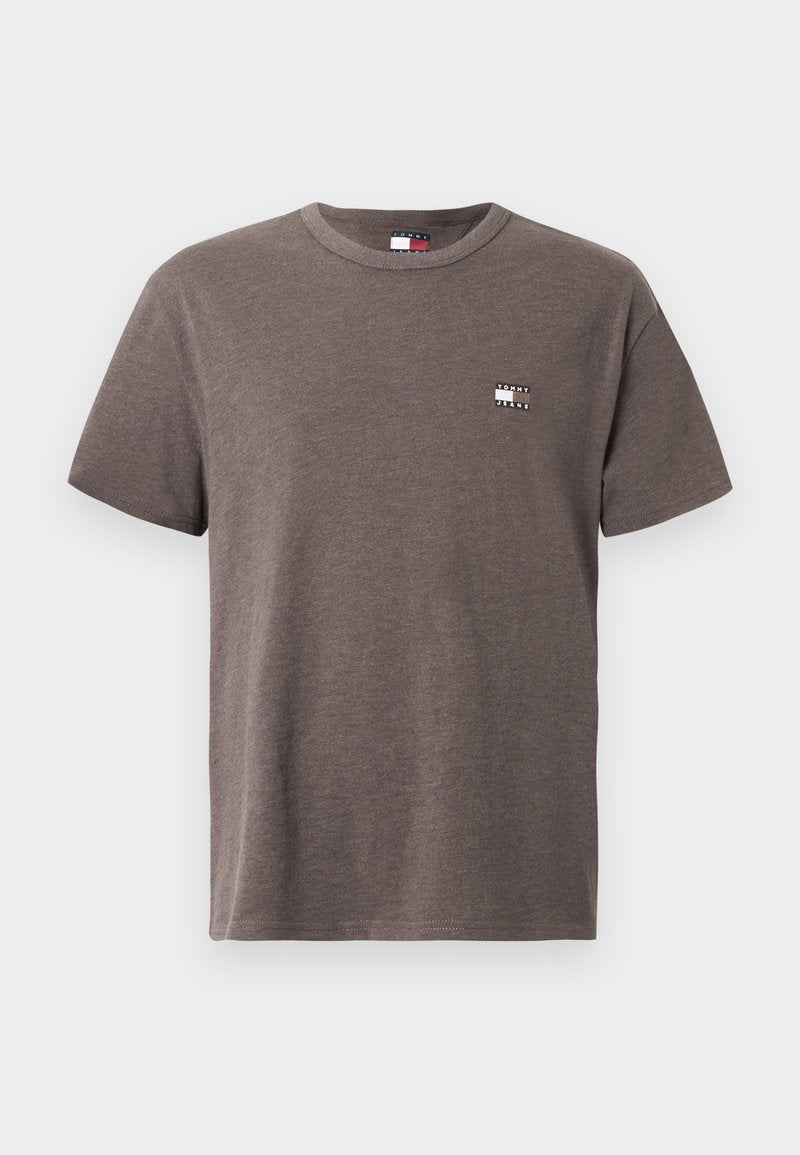 Braunes kurzärmliges Baumwoll-T-Shirt mit kleinem weißen und schwarzen Tommy Jeans-Logo auf der linken Brust, rundem Halsausschnitt.