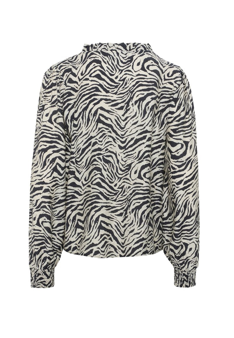 Langärmlige Bluse mit Schwarz-Weiß-Zebra-Muster, hoher Halslinie und gerafften Manschetten für einen lockeren Sitz. Strukturierter Stoff.