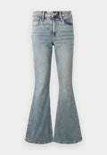 Hellblaue, hoch taillierte Jeans mit ausgestelltem Bein, Frontknopf, Reißverschluss und Fünf-Taschen-Design auf weißem Hintergrund.