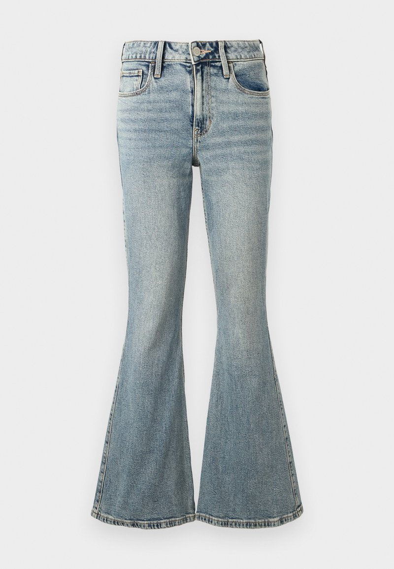 Hellblaue, hoch taillierte Jeans mit ausgestelltem Bein, Frontknopf, Reißverschluss und Fünf-Taschen-Design auf weißem Hintergrund.