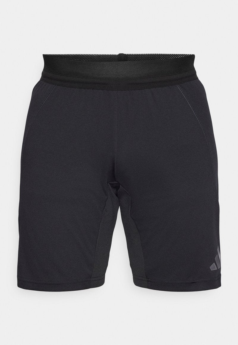 Schwarze Sportshorts aus leichtem Stoff, mit einem atmungsaktiven Mesh-Bund, seitlichen Nähten und einem dezenten Logo nahe dem Saum.