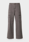 Graue Cargo-Hose aus Baumwolle mit weitem Bein-Design, ausgestattet mit zwei Fronttaschen, zwei Seitentaschen und sichtbaren Nähten.