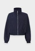 Marineblaues kurzes Jacket mit hohem Kragen, Frontreißverschluss, elastischem Bund und gerafften Ärmeln, aus leichtem, strukturiertem Stoff gefertigt.