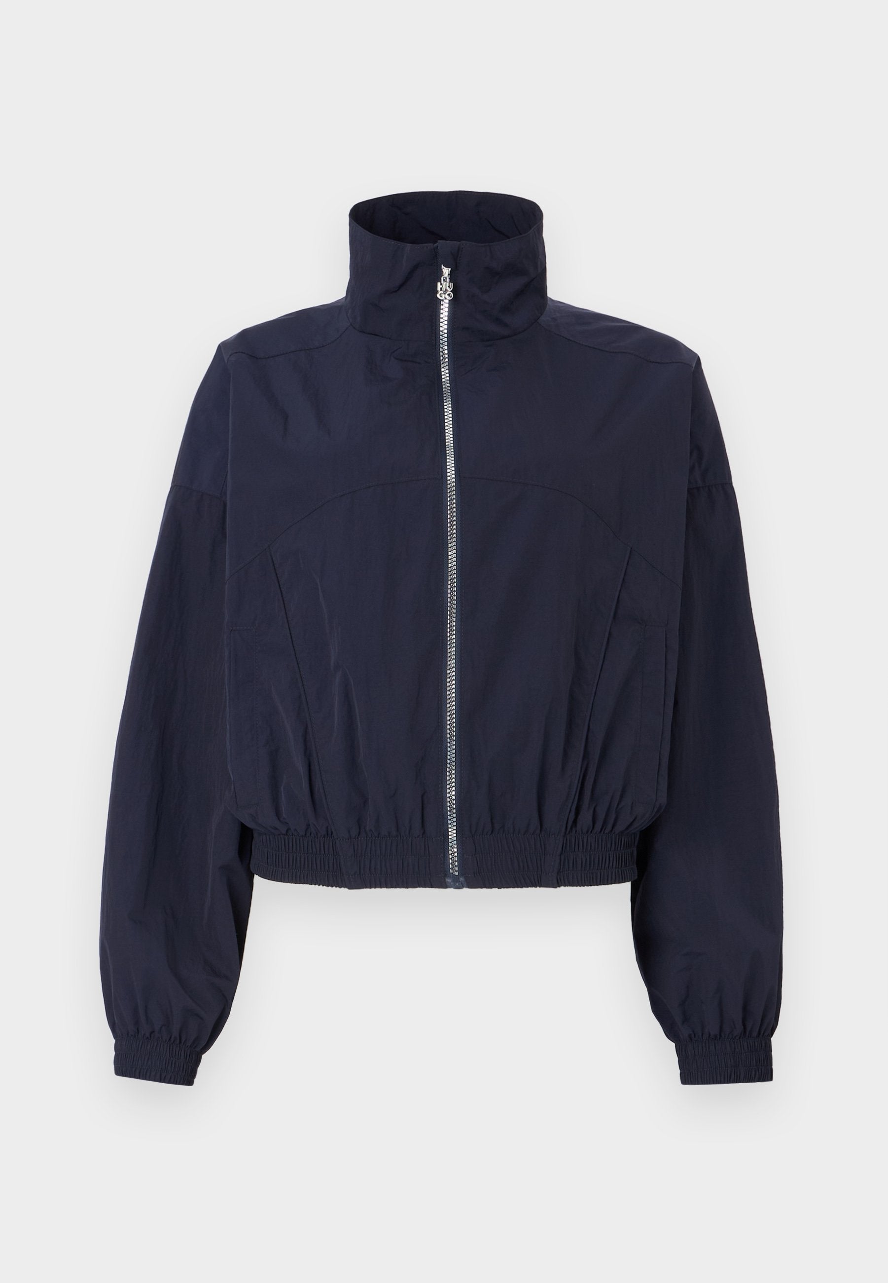Marineblaues kurzes Jacket mit hohem Kragen, Frontreißverschluss, elastischem Bund und gerafften Ärmeln, aus leichtem, strukturiertem Stoff gefertigt.