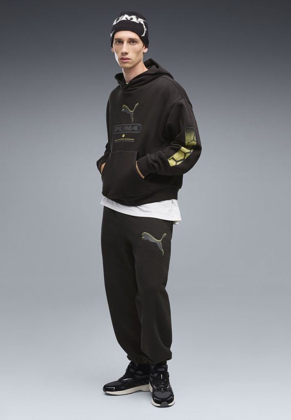 Puma PUMA SPORT RELAXED STREET GRAPHIC FLEECE JOGGINGHOSE - Tracksuit bottoms - black