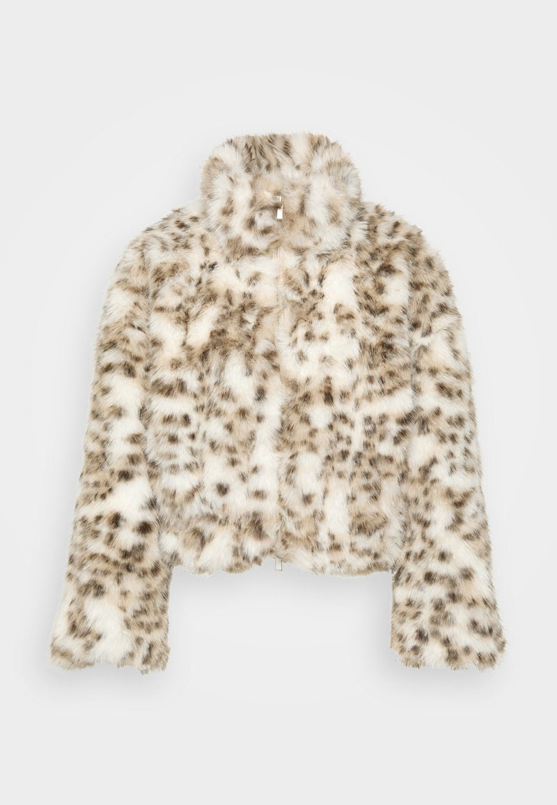 Gekürzte Kunstfelljacke in Creme mit braunen Leopardenflecken. Verfügt über einen hohen Kragen und einen Reißverschluss, mit einer weichen, strukturierten Oberfläche.