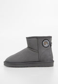 Graue, knöchelhohe Stiefel aus Wildleder mit weicher Fütterung. Verfügt über ein rundes Logopatch an der Seite und eine strukturierte Gummisohle.