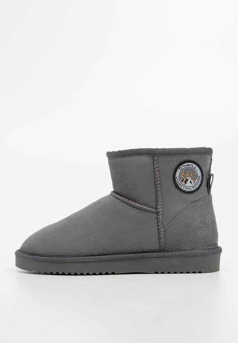 Graue, knöchelhohe Stiefel aus Wildleder mit weicher Fütterung. Verfügt über ein rundes Logopatch an der Seite und eine strukturierte Gummisohle.