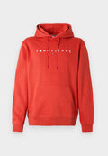 Rote Kapuzenjacke aus Baumwollmischgewebe, mit einer Kängurutasche, einer Kapuze mit Kordelzug und weißem "TOMMY JEANS"-Text über der Brust.