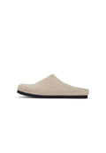 Beiger Wildleder-Slipper mit niedrigem Profil und schwarzer Gummisohle. Verfügt über eine glatte Textur und minimale Nähte für ein sauberes Design.