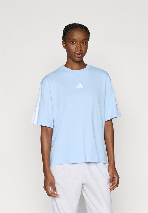 adidas Sportswear ESSENTIALS 3 STRIPES BOYFRIEND  - Print T-shirt - glow blue/white
