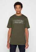 Olivegrünes Baumwoll-T-Shirt mit kurzen Ärmeln, das ein kontrastierendes, strukturiertes "DIESEL"-Logo in Grau über der Brust aufweist. Lockerer Schnitt.