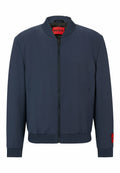 Marineblaue Bomberjacke mit geripptem Kragen, Bündchen und Saum, Frontreißverschluss, seitlichen Taschen und roten Hugo-Markenetiketten am inneren Kragen und am Ärmel.
