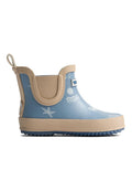 Blauer Gummiregenstiefel mit beiger Sohle und dekorativen weißen maritimen Mustern. Verfügt über eine profilierte Sohle und eine Lasche zum einfachen Anziehen.