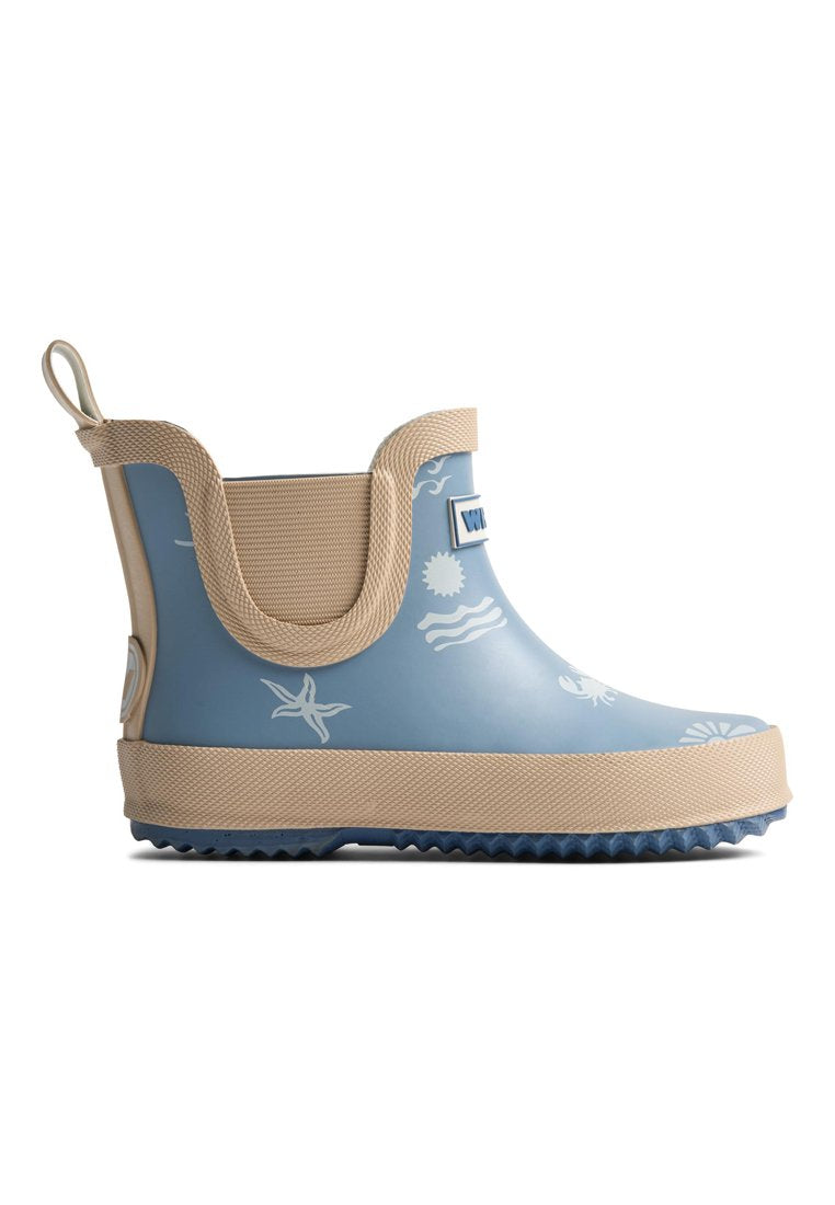 Blauer Gummiregenstiefel mit beiger Sohle und dekorativen weißen maritimen Mustern. Verfügt über eine profilierte Sohle und eine Lasche zum einfachen Anziehen.