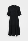Schwarzes, knielanges Kleid mit durchgehender Knopfleiste, kurzen Rüschärmeln und geschichteter Optik. Aus weichem Stoff gefertigt, verfügt es über eine subtile Textur.