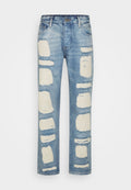 Helleblaue Jeans aus Denim mit distressed Patchwork-Details. Merkmale große, ausgefranste weiße Löcher. Gerader Schnitt mit fünf Taschen.