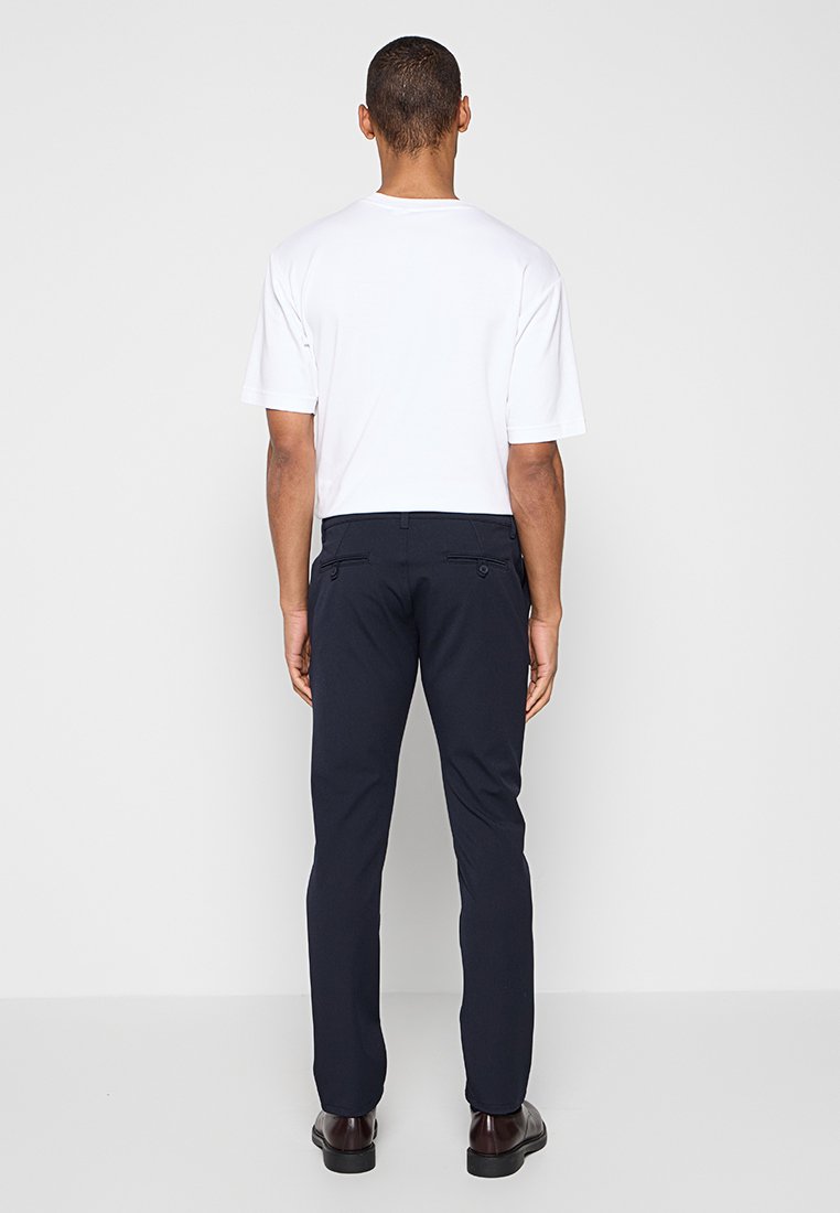 REGULAR FIT Media 2