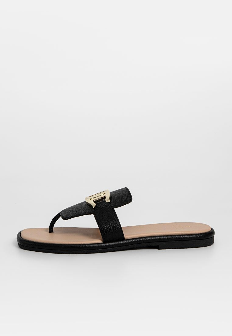 Schwarze Leder-Flip-Flop-Sandale mit einem strukturierten Riemen und einem goldenen Schnallenakzent. Verfügt über eine beige Fußbett und eine flache schwarze Sohle.