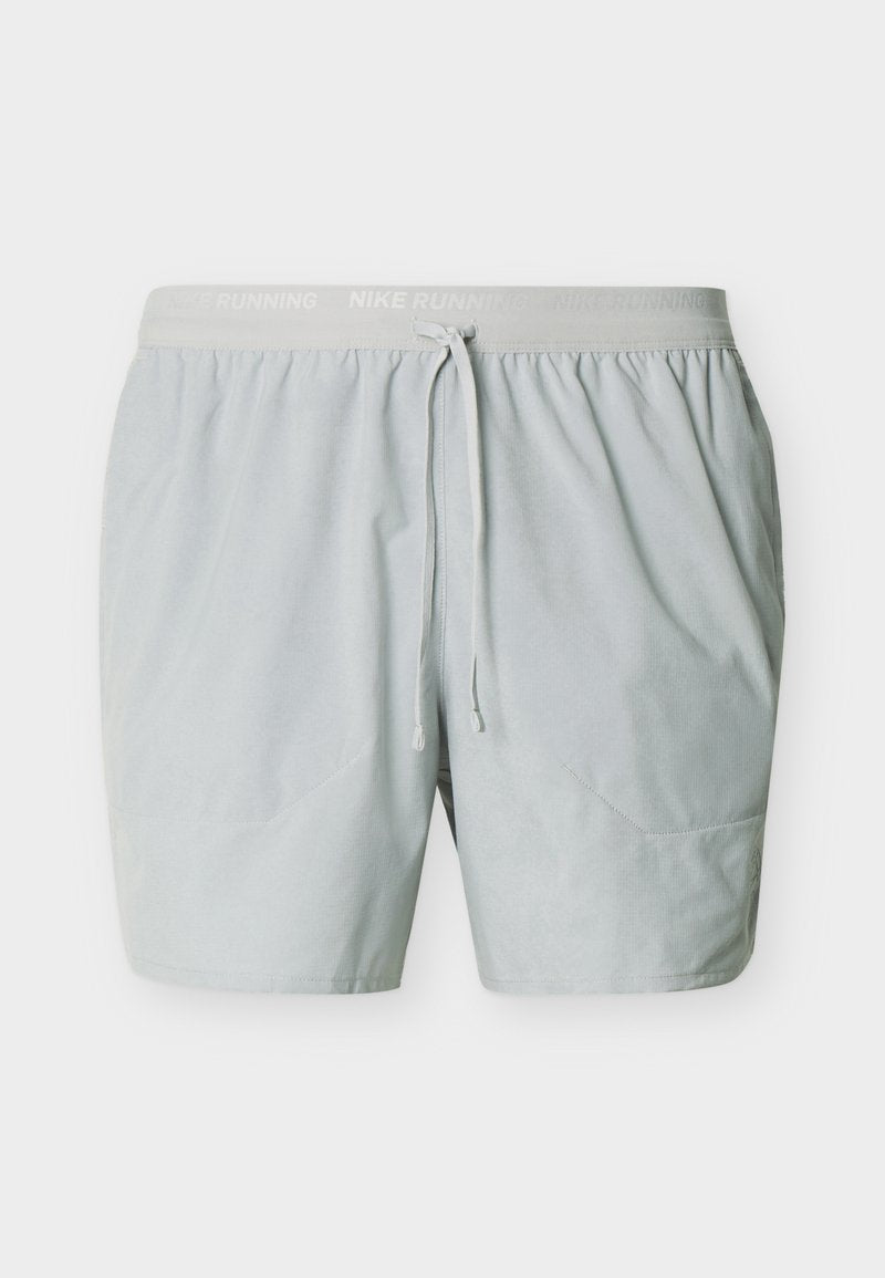 Hellgraue Herren-Sportshorts mit elastischem Bund, verstellbarem Kordelzug und dezentem "Nike Running"-Logo am Bund.