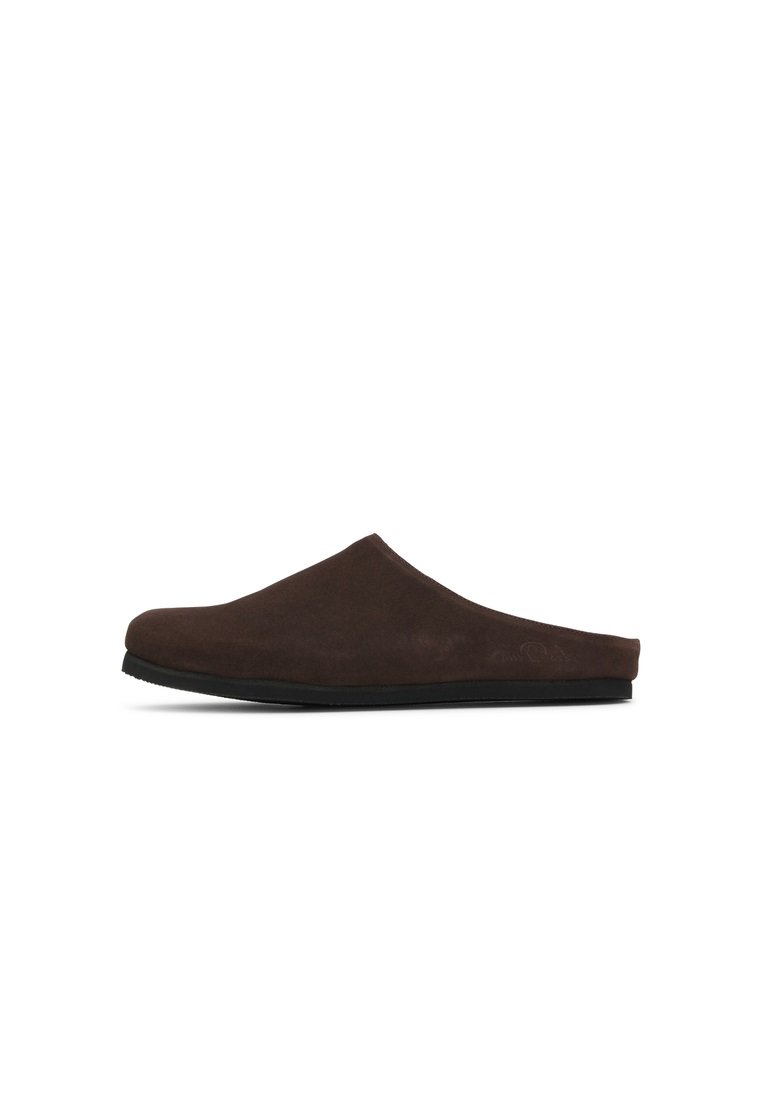Brauner Wildlederschlüpfschuh mit abgerundetem Vorderteil, niedrigem Profil und strukturierter Oberfläche. Schwarze Gummisohle sorgt für Halt. Keine sichtbaren Logos oder Verzierungen.