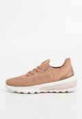 Beige Sneaker mit atmungsaktivem Strick-Obermaterial, Schnürdesign, strukturierten Akzenten und einer dicken weißen Sohle mit geometrischem Muster.