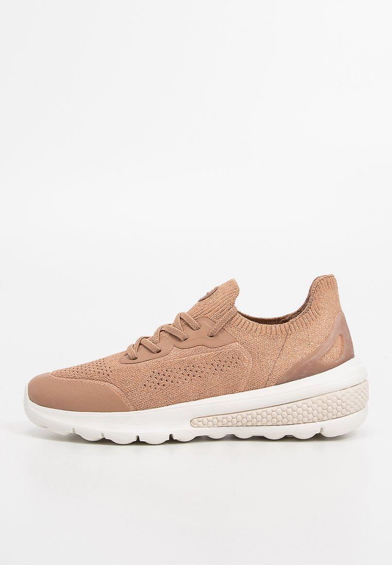 Beige Sneaker mit atmungsaktivem Strick-Obermaterial, Schnürdesign, strukturierten Akzenten und einer dicken weißen Sohle mit geometrischem Muster.
