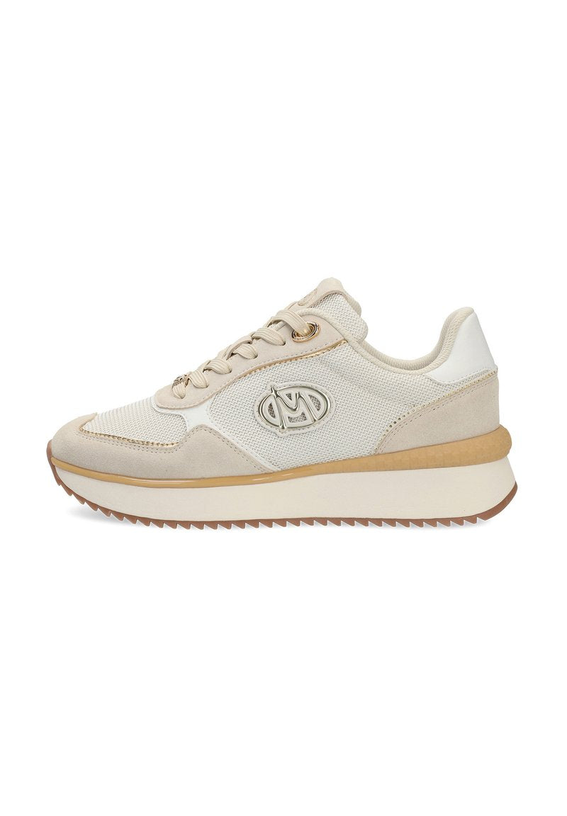 Beige Sportenschuh aus Mesh- und Wildledermaterialien, runde Zehenpartie, Schnürsenkel und strukturierte Gummisohle. Mit Logo an der Seite und dezenten Details.