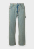 Hellblaue, locker sitzende Denim-Jeans mit fünf Taschen, einem Knopfverschluss und sichtbaren Nähten. Der Stoff hat ein verblasstes, strukturiertes Aussehen.