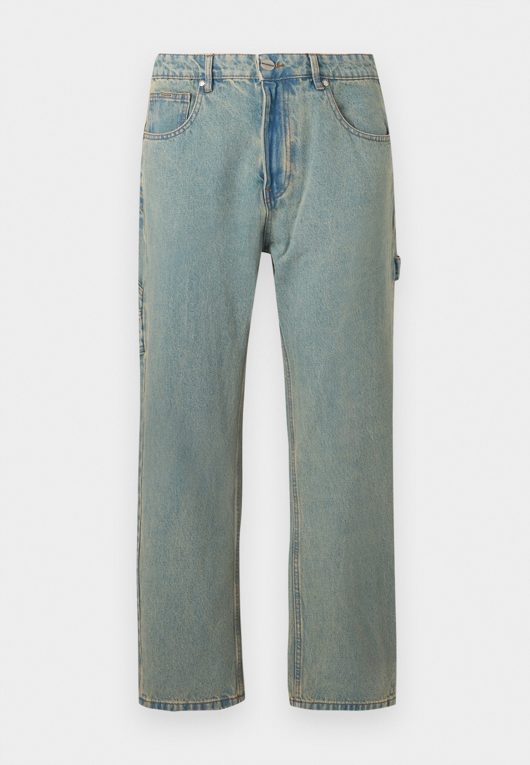Hellblaue, locker sitzende Denim-Jeans mit fünf Taschen, einem Knopfverschluss und sichtbaren Nähten. Der Stoff hat ein verblasstes, strukturiertes Aussehen.
