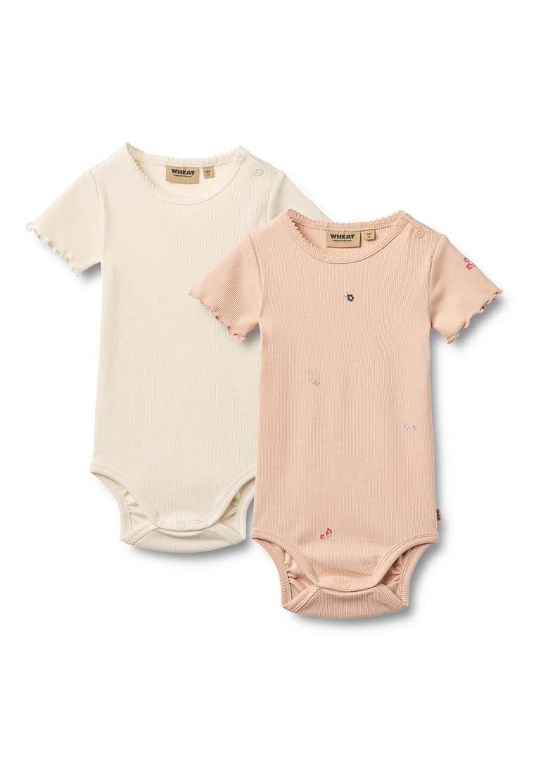 Zwei kurzärmlige Baby-Bodyanzüge, einer in Creme und einer in Hellrosa, mit einer gerippten Struktur und Blumenstickerei-Details.