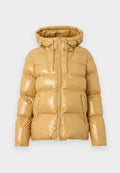 Glänzende, beige Pufferjacke mit Kapuze,Frontreißverschluss, Kordelzügen und Seitentaschen, entworfen für kaltes Wetter.