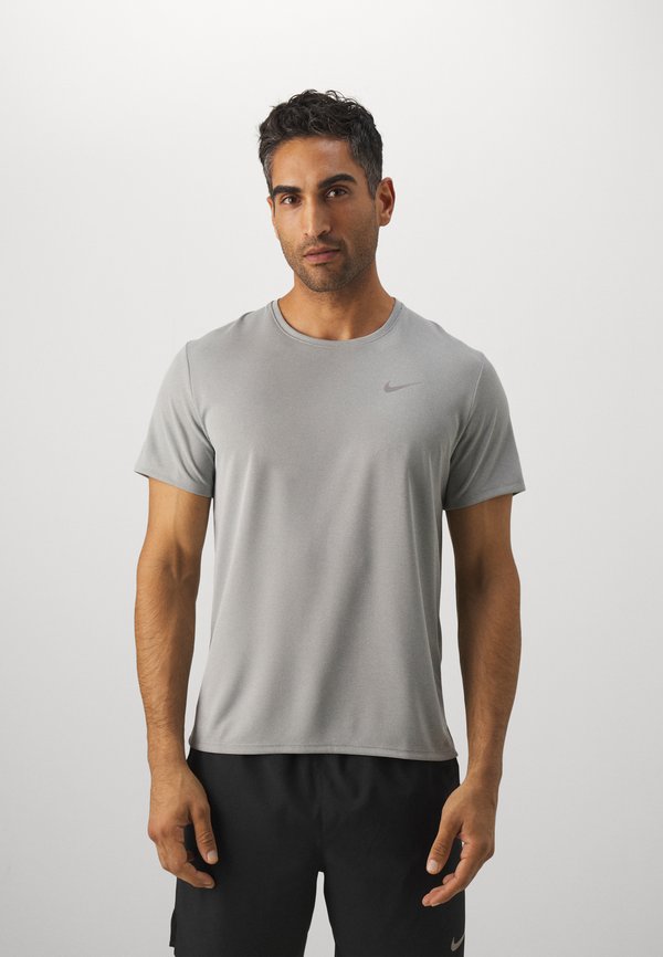 Nike Performance MILER - Sports T-shirt - grey fog/particle grey