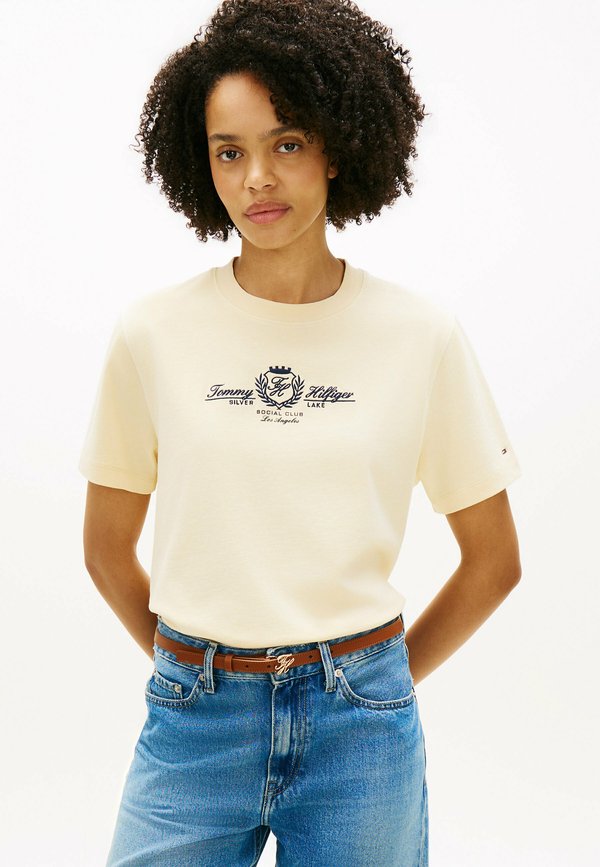 Tommy Hilfiger VARSITY CREST MDRN C-NK SS TEE - VARSITY CREST - Print T-shirt - country ivory