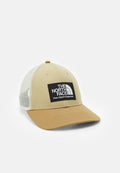 Tan Kappe mit gebogenem Schirm und Netzrücken. Verfügt über ein schwarzes rechteckiges Logo-Patch mit der Aufschrift "THE NORTH FACE" in weißer Schrift.