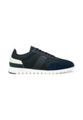 Niedrig geschnittener schwarzer und marineblauer Sneaker mit weißem Fersenpatch, Schnürverschluss, perforiertem Seitenpaneel und weißer, geriffelter Sohle.