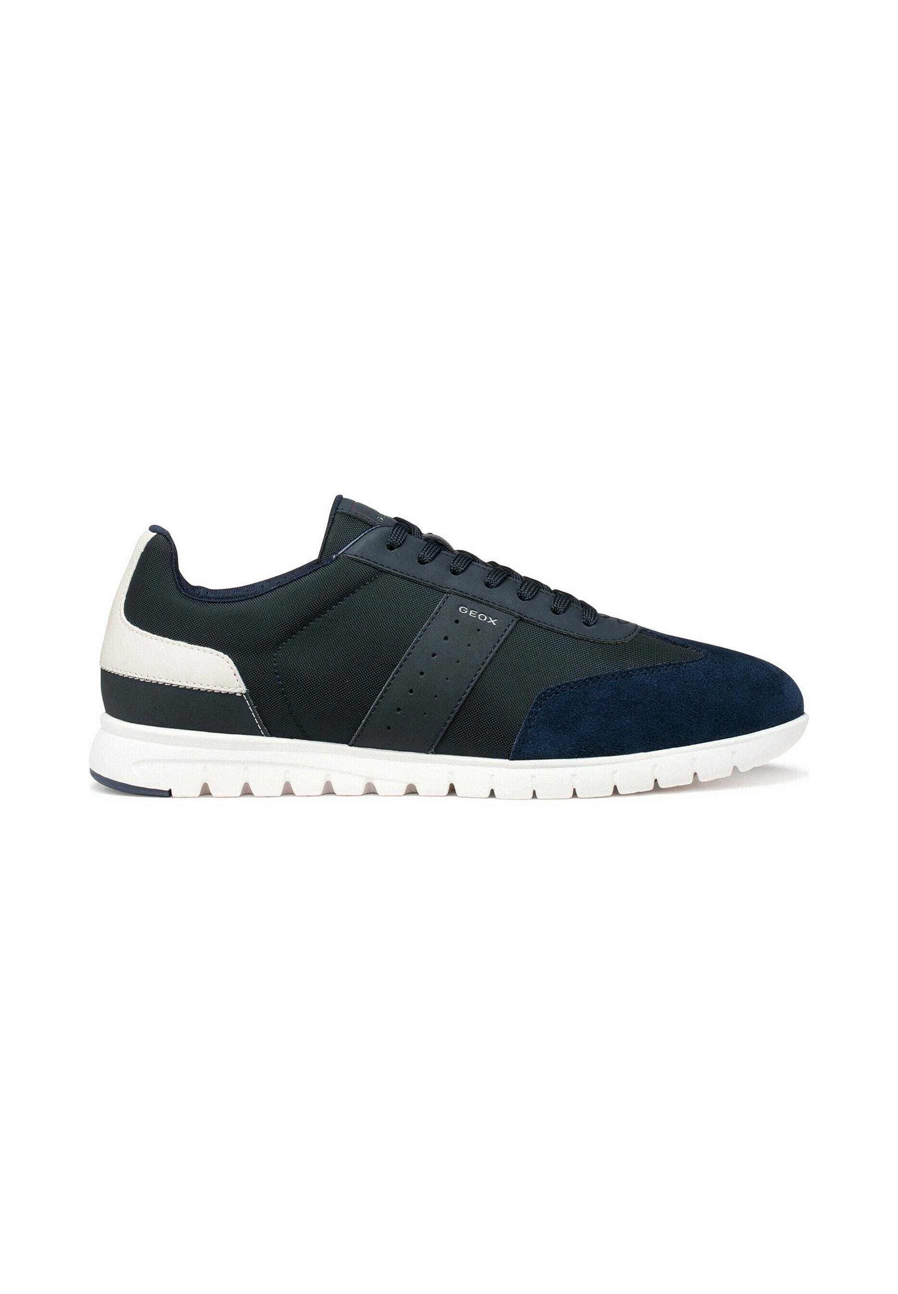 Niedrig geschnittener schwarzer und marineblauer Sneaker mit weißem Fersenpatch, Schnürverschluss, perforiertem Seitenpaneel und weißer, geriffelter Sohle.