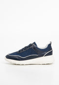 Marineblaue Sneakers, die aus einer Kombination von strukturiertem Glitzerstoff und glattem Leder bestehen, mit weißen Akzenten und einer flexiblen Gummisohle.