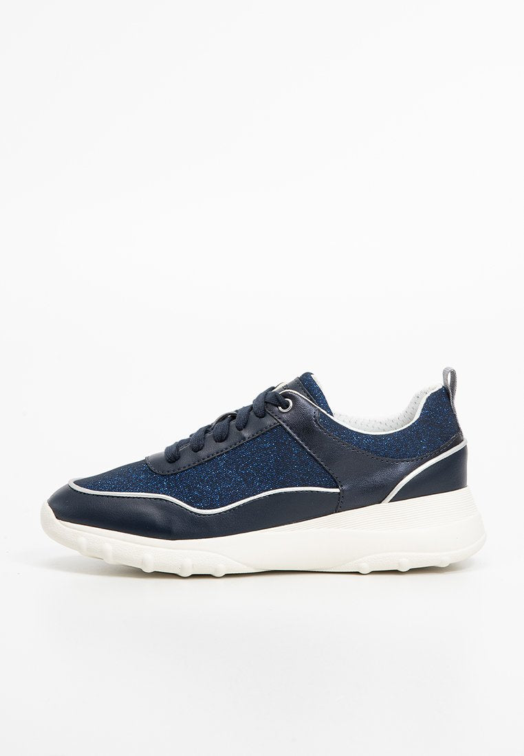 Marineblaue Sneakers, die aus einer Kombination von strukturiertem Glitzerstoff und glattem Leder bestehen, mit weißen Akzenten und einer flexiblen Gummisohle.